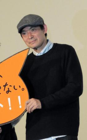 風間俊介と舞台あいさつを行った原作の杉作氏＝東京・新宿