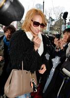 歩いてスタジオ入りする加藤紗里＝東京・原宿のアメーバフレッシュスタジオ（撮影・西岡正）