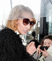 小雨の中、スタジオ入りする加藤紗里＝東京・原宿のアメーバフレッシュスタジオ（撮影・西岡正）