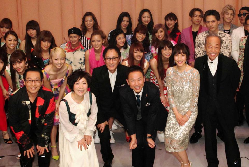 出演者と記念撮影する鈴木杏樹（前列左から５人目）と恵俊彰（同４人目）