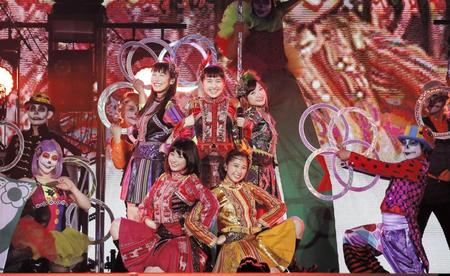 　“冥界の鼓笛隊”をイメージした衣装で決める（左下から時計回りで）佐々木彩夏、高城れに、百田夏菜子、有安杏果、玉井詩織＝愛知県・ナゴヤドーム