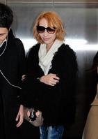 乗り込んだエレベーターの中で笑みを浮かべる加藤紗里＝東京・原宿のアメーバフレッシュスタジオ（撮影・西岡正）