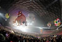 　バルーンで地上４０メートルまで浮かぶ、ももいろクローバーＺ