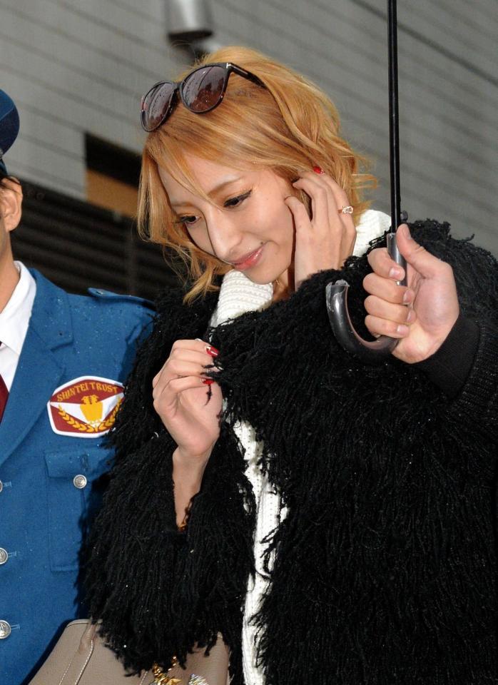 公開放送を終えて無言で引き揚げる加藤紗里＝東京・原宿のアメーバフレッシュスタジオ（撮影・西岡正）