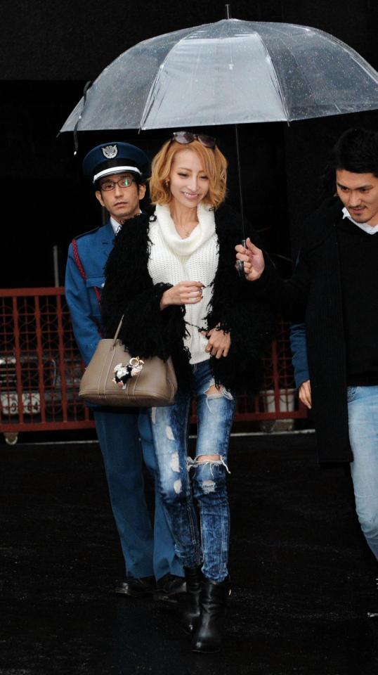 関係者に付き添われてスタジオを後にする加藤紗里＝東京・原宿のアメーバフレッシュスタジオ（撮影・西岡正）