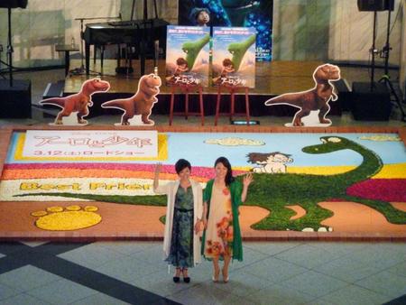 フラワーカーペットの前で手を振るＫｉｒｏｒｏの金城綾乃（左）と玉城千春