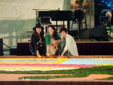 フラワーカーペットを完成させるＫｉｒｏｒｏの金城綾乃（右）、玉城千春（中央）と友人の振り付け師・新垣寿子さん＝晴海トリトンスクエア