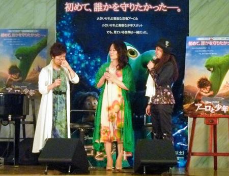 共通の友人である振り付け師・新垣寿子さんが登場し、涙ぐむＫｉｒｏｒｏの金城綾乃（左）と玉城千春＝晴海トリトンスクエア