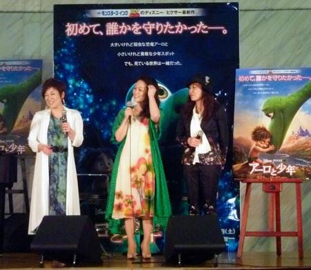 共通の友人である振り付け師・新垣寿子さん（右）のサプライズ登場に感激するＫｉｒｏｒｏの金城綾乃（左）と玉城千春＝晴海トリトンスクエア