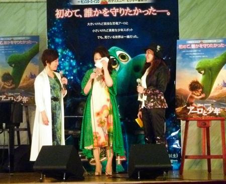 共通の友人である振り付け師・新垣寿子さん（右）のサプライズ登場に涙ぐむＫｉｒｏｒｏの玉城千春（中央）と金城綾乃＝晴海トリトンスクエア