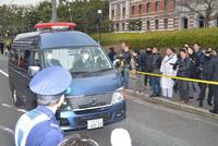 神戸地裁（右）に向かう野々村竜太郎被告を乗せたとみられる車両＝２２日午前、神戸市中央区橘通２（撮影・風斗雅博）