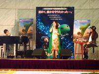 「Ｂｅｓｔ　Ｆｒｉｅｎｄ～Ｍｏｔｈｅｒ　Ｅａｒｔｈ　Ｖｅｒｓｉｏｎ～」を披露したＫｉｒｏｒｏの玉城千春（中央）と金城綾乃（左。右は友人の振り付け師・新垣寿子さん）＝東京・晴海トリトンスクエア