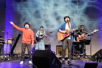 自身にそっくりな子役と新曲を歌った秦基博＝東京・恵比寿