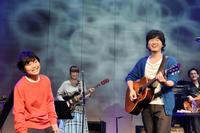 自身にそっくりな子役と新曲を歌った秦基博＝東京・恵比寿