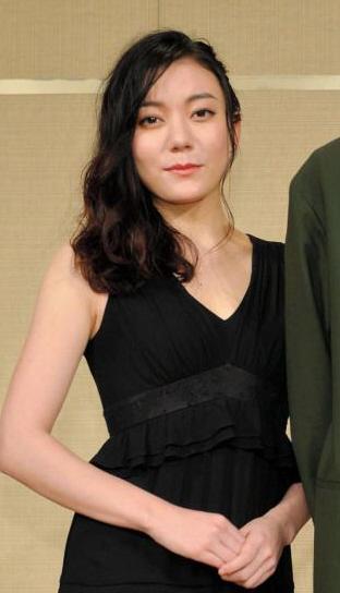 舞台「イニシュマン島のビリー」の会見に登場した（左から）鈴木杏＝東京・新宿（撮影・佐々木彰尚）