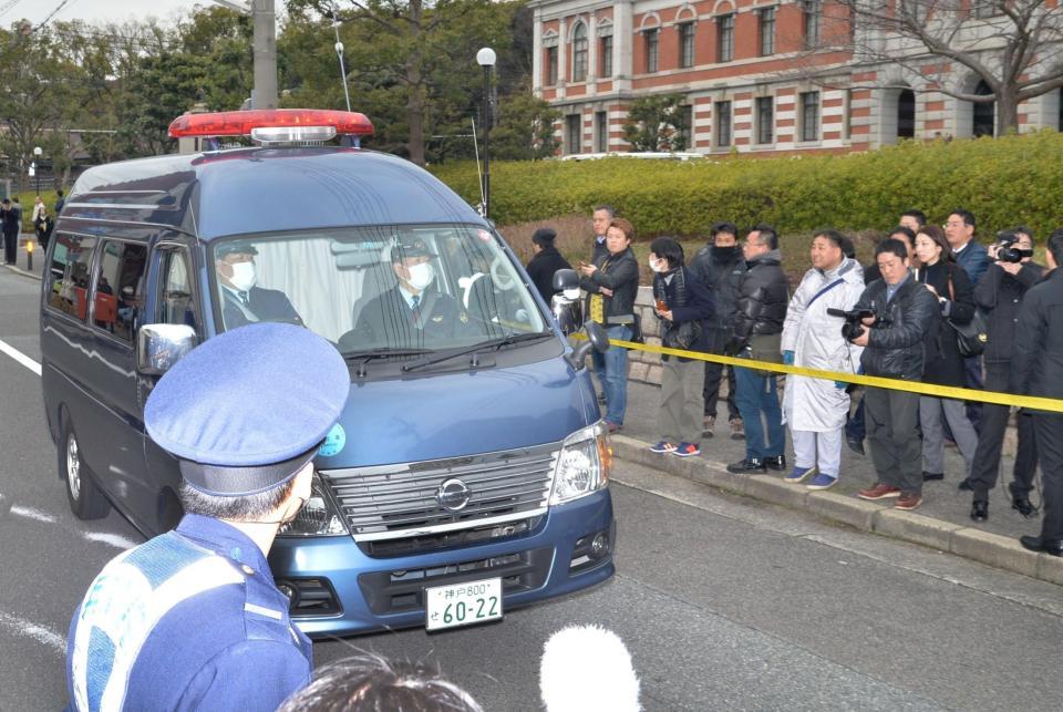 神戸地裁（右）に向かう野々村竜太郎被告を乗せたとみられる車両＝２２日午前、神戸市中央区橘通２（撮影・風斗雅博）