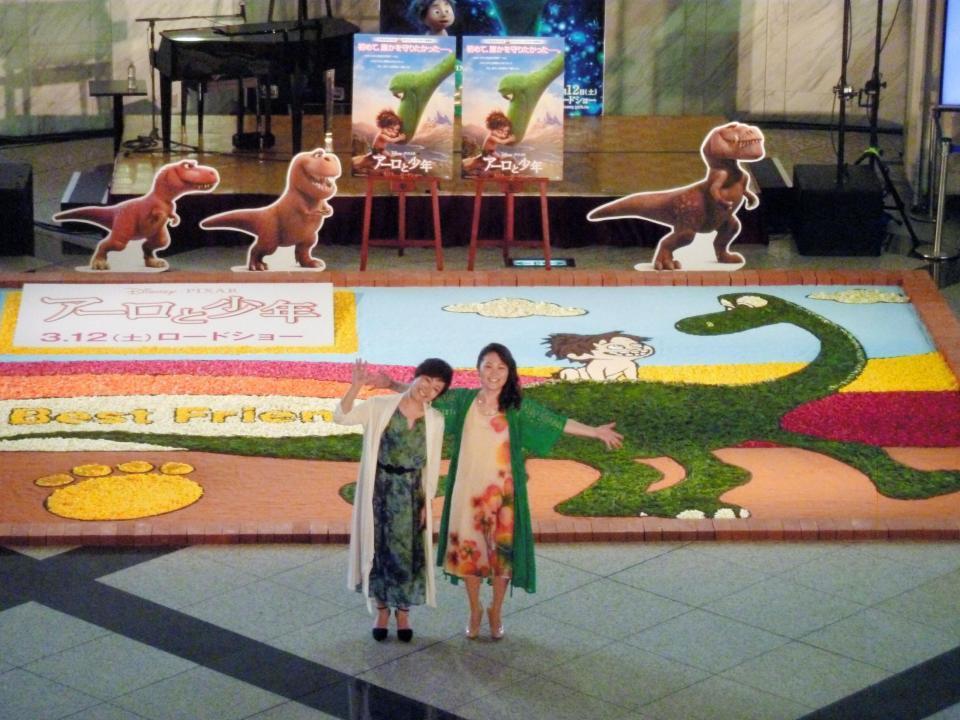 フラワーカーペットの前でポーズをきめるＫｉｒｏｒｏの金城綾乃（左）と玉城千春＝東京・晴海トリトンスクエア