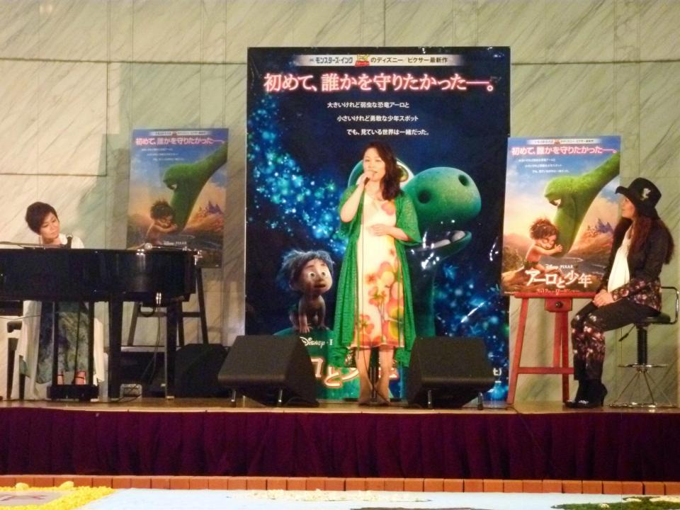 「Ｂｅｓｔ　Ｆｒｉｅｎｄ～Ｍｏｔｈｅｒ　Ｅａｒｔｈ　Ｖｅｒｓｉｏｎ～」を披露したＫｉｒｏｒｏの玉城千春（中央）と金城綾乃（左。右は友人の振り付け師・新垣寿子さん）＝東京・晴海トリトンスクエア