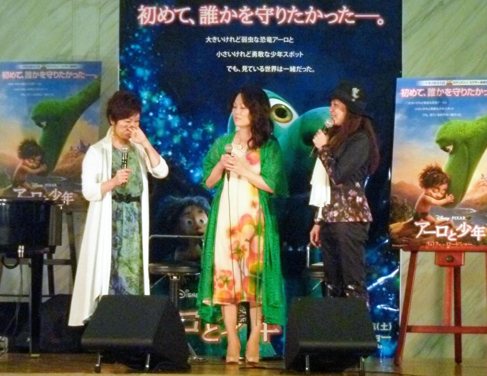 共通の友人である振り付け師・新垣寿子さんが登場し、涙ぐむＫｉｒｏｒｏの金城綾乃（左）と玉城千春＝晴海トリトンスクエア