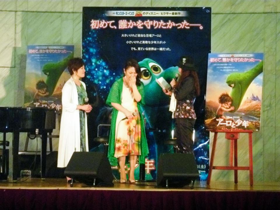 共通の友人である振り付け師・新垣寿子さん（右）の手紙に、涙ぐむＫｉｒｏｒｏの玉城千春（中央）と金城綾乃＝晴海トリトンスクエア