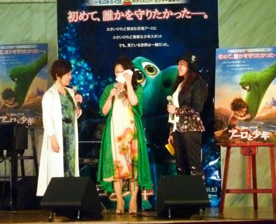 共通の友人である振り付け師・新垣寿子さん（右）のサプライズ登場に涙ぐむＫｉｒｏｒｏの玉城千春（中央）と金城綾乃＝晴海トリトンスクエア