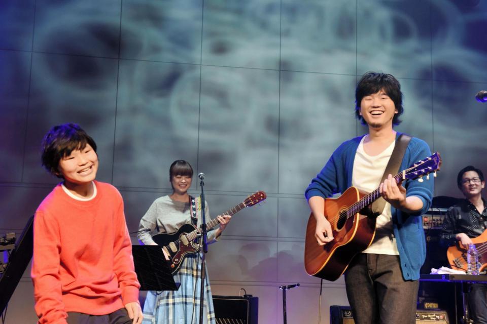 自身にそっくりな子役と新曲を歌った秦基博＝東京・恵比寿