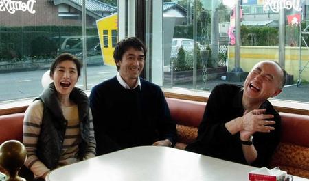 　和気あいあいとする（左から）天海祐希、阿部寛、遊川和彦監督＝千葉県内