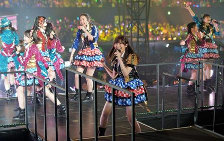 パワフルなライブを繰り広げるＨＫＴ４８＝東京・代々木第一体育館（撮影・佐々木彰尚）