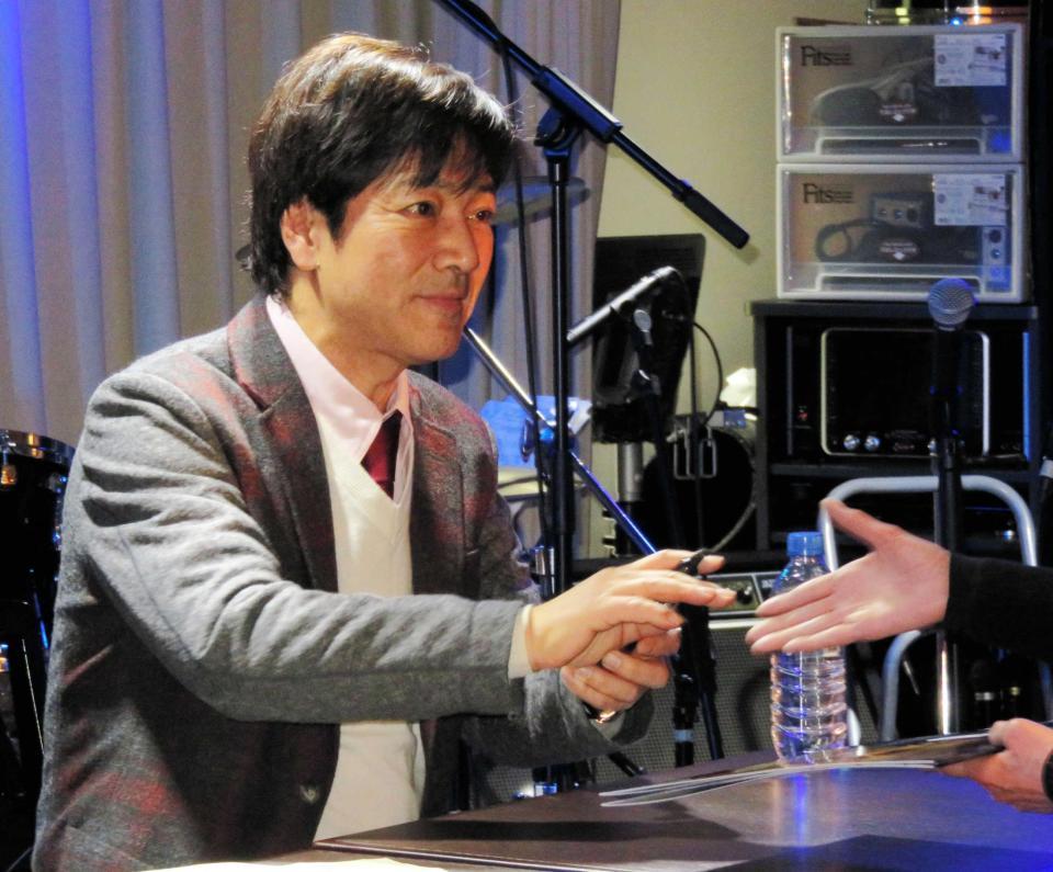 　還暦バースデーイベントで初サイン会を行った野口五郎＝東京・銀座