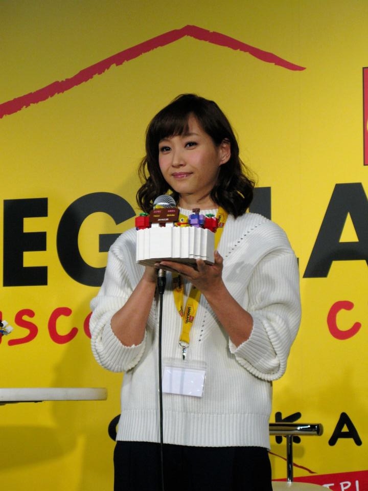 ２月26日の誕生日に先駆け、レゴでできたバースデーケーキを贈られた藤本美貴