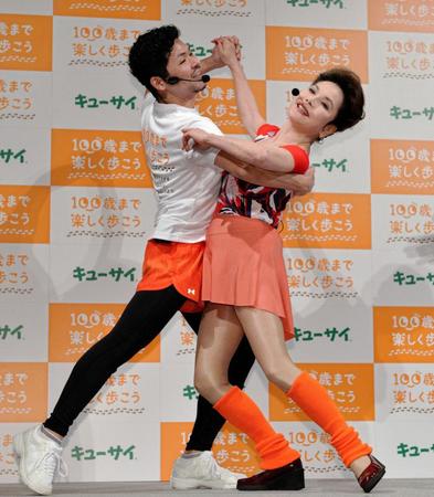 「１００ある体操」の後、社交ダンスを披露するデヴィ夫人（右）＝東京・ベルサール六本木（撮影・西岡正）