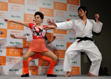 篠原信一（右）と「１００ある体操」をお披露目するデヴィ夫人＝東京・ベルサール六本木（撮影・西岡正）