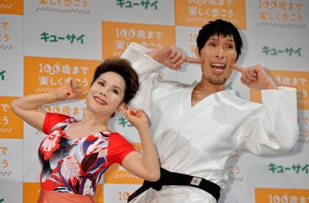 「１００ある体操」のポーズをとるデヴィ夫人（左）と篠原信一＝東京・ベルサール六本木（撮影・西岡正）