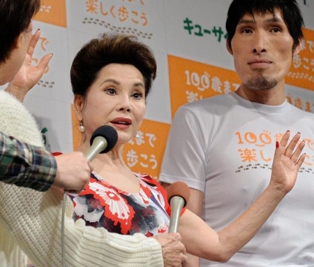 松方弘樹の手術について話すデヴィ夫人（右は篠原信一）＝東京都内