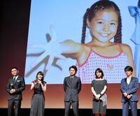 子供の頃の写真を前にエピソードを話す有村架純（左から２人目）＝東京国際フォーラム