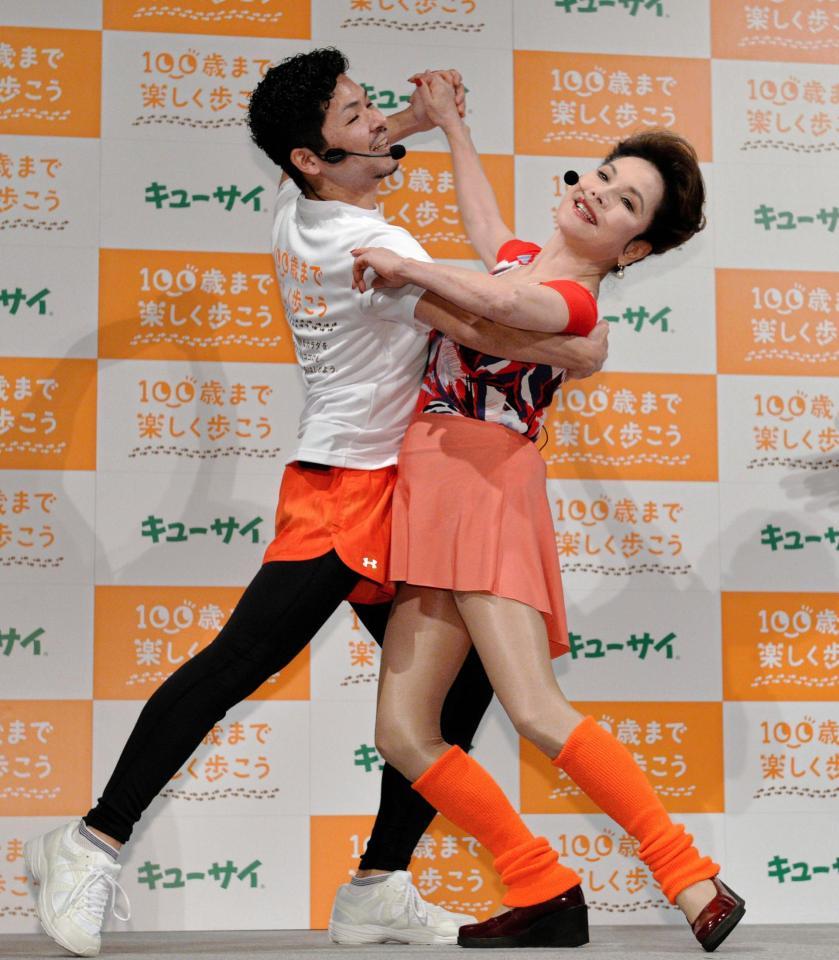 「１００ある体操」の後、社交ダンスを披露するデヴィ夫人（右）＝東京・ベルサール六本木（撮影・西岡正）