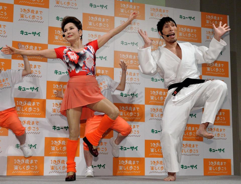 篠原信一（右）と「１００ある体操」をお披露目するデヴィ夫人＝東京・ベルサール六本木（撮影・西岡正）