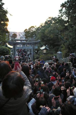 「嵐と同じ夕日が見たい」と詰めかけたファン＝福岡県福津市の宮地嶽神社