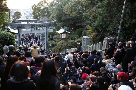 「嵐と同じ夕日が見たい」と詰めかけたファン＝福岡県福津市の宮地嶽神社
