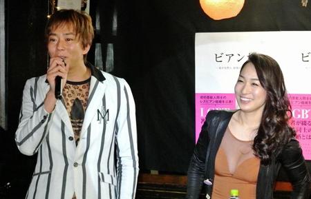 一ノ瀬文香（右）の出版イベントに乱入した楽しんご＝東京・新宿二丁目