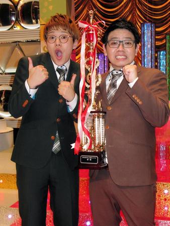 優勝を喜ぶミキの亜生（左）と昴生＝大阪市内