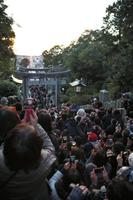 「嵐と同じ夕日が見たい」と詰めかけたファン＝福岡県福津市の宮地嶽神社