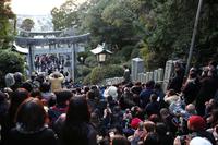 「嵐と同じ夕日が見たい」と詰めかけたファン＝福岡県福津市の宮地嶽神社