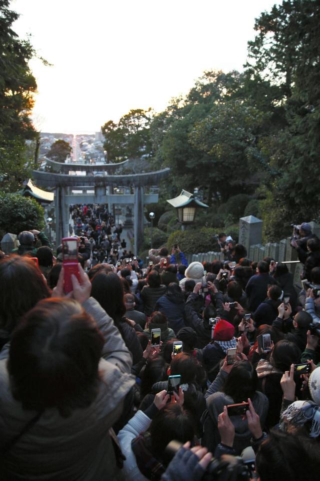「嵐と同じ夕日が見たい」と詰めかけたファン＝福岡県福津市の宮地嶽神社