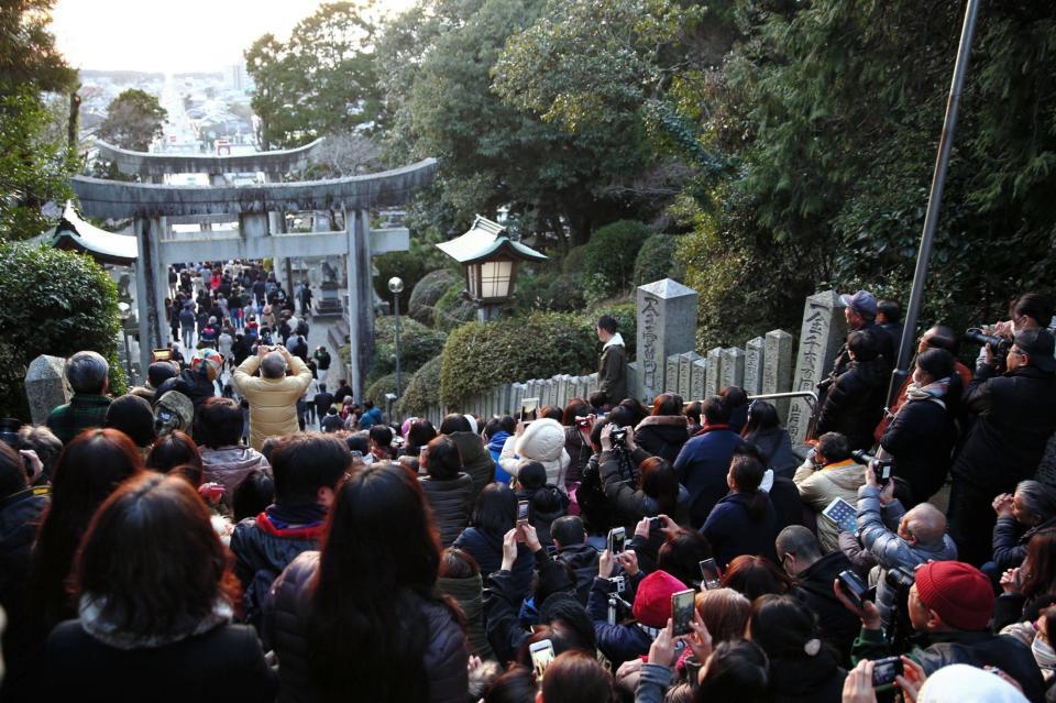 「嵐と同じ夕日が見たい」と詰めかけたファン＝福岡県福津市の宮地嶽神社