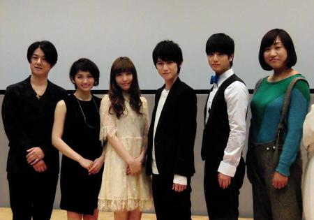 　会見に出席した（左から）松風雅也、岡本玲、神田沙也加、本郷奏多、中村優一、山崎静代＝都内