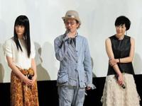 舞台あいさつを行った（左から）橋本愛、リリー・フランキー、寺島しのぶ＝東京・テアトル新宿
