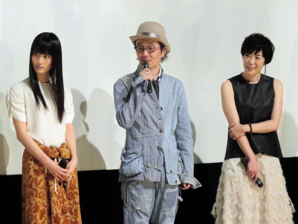 舞台あいさつを行った（左から）橋本愛、リリー・フランキー、寺島しのぶ＝東京・テアトル新宿