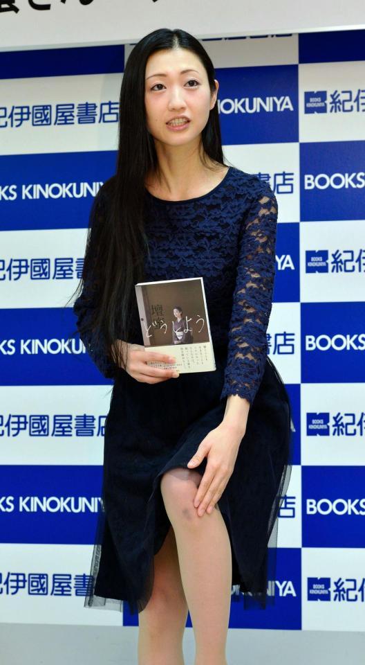 エッセイ「どうしよう」発売イベントで左ひざをけがしたことを明かした壇蜜＝東京・新宿（撮影・佐々木彰尚）