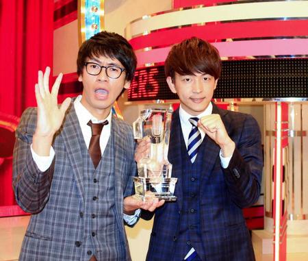 　「第５回ｙｔｖ漫才新人賞」で優勝したコマンダンテの安田邦祐（左）と石井輝明＝大阪・読売テレビ